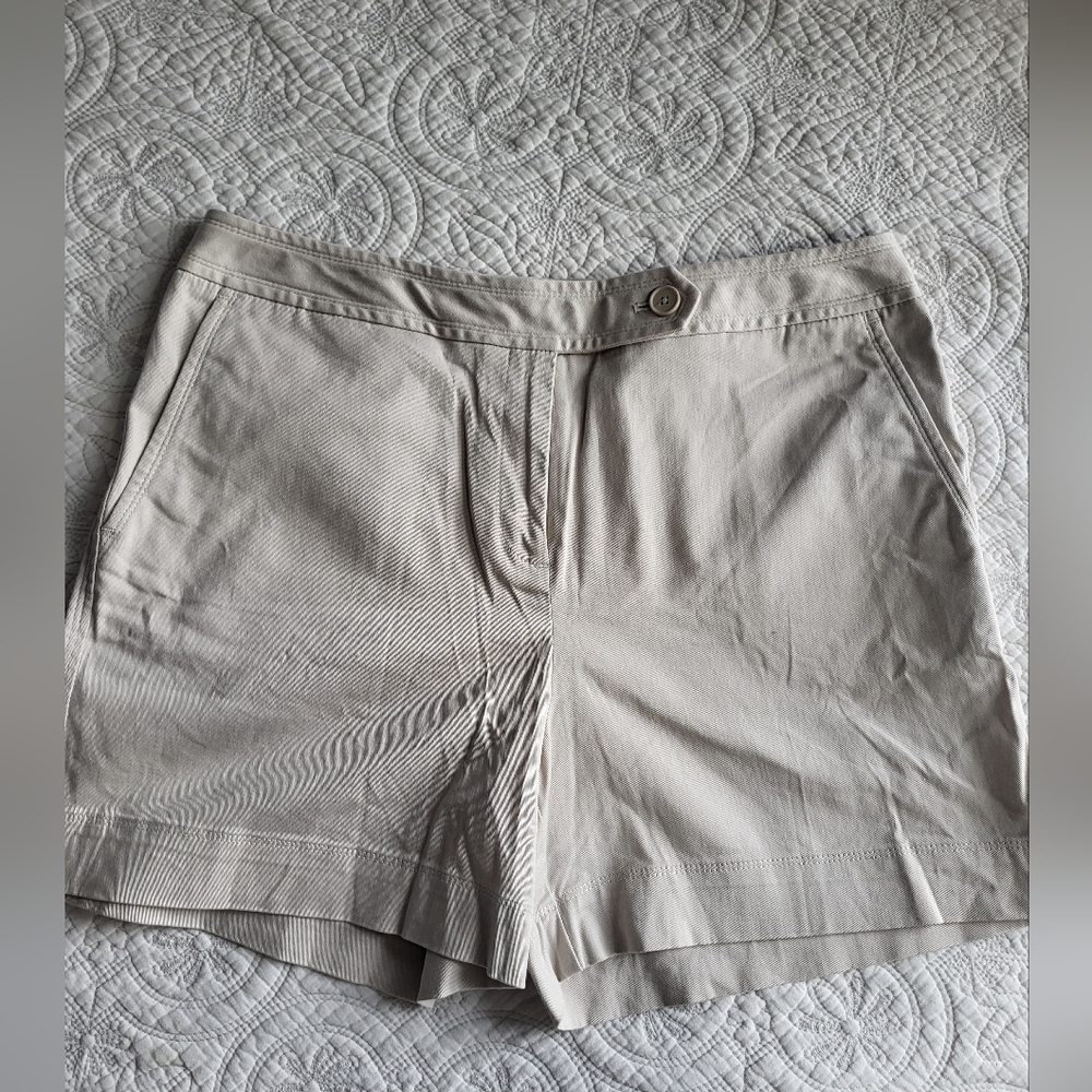 Ann Taylor Cream Shorts. Size 10